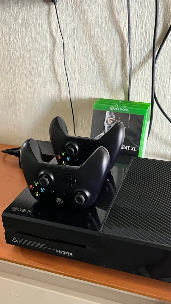Xbox One com 2 Controles e Jogo Batman: Arkham Knight