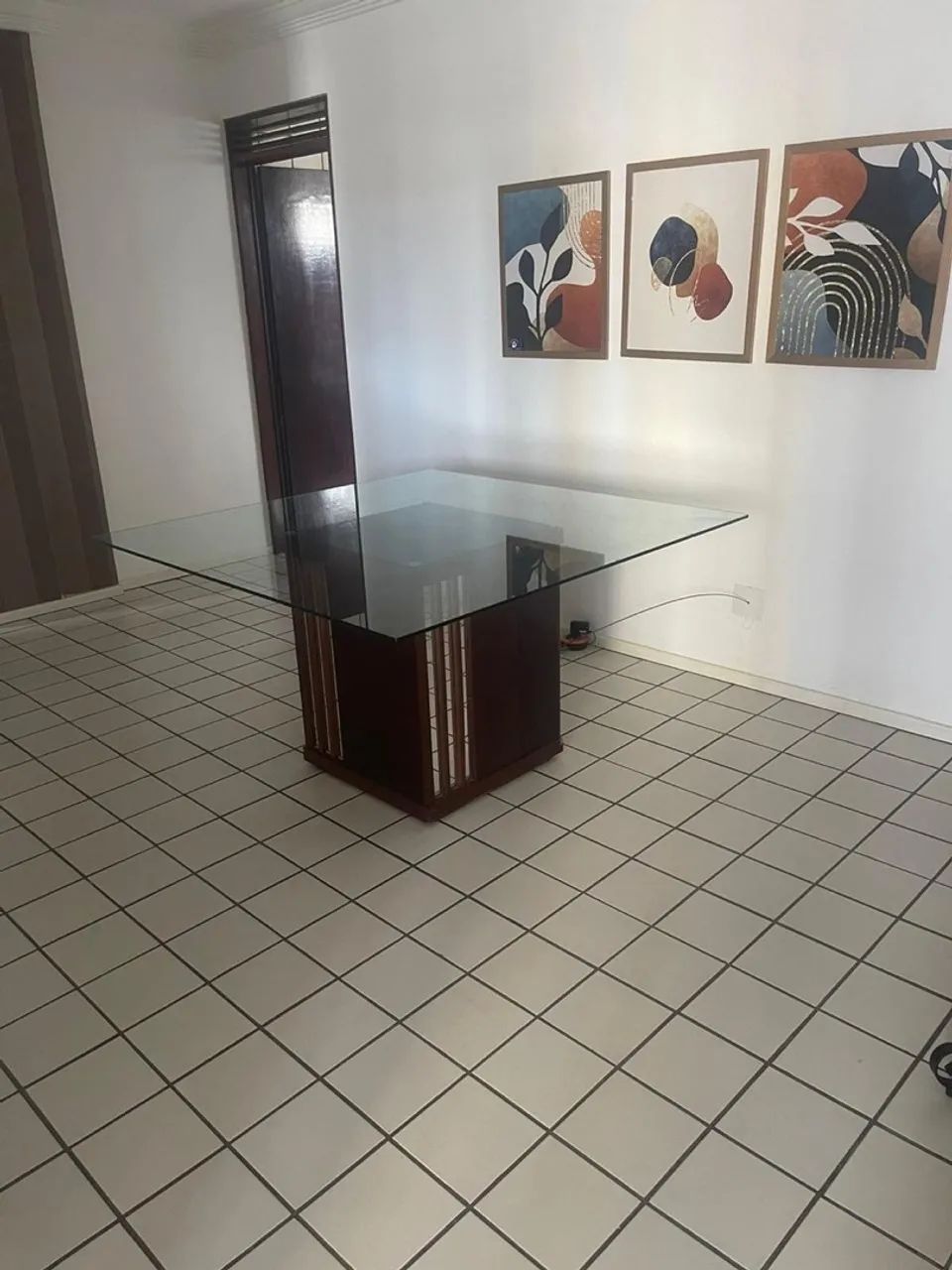 Mesa de Jantar de Vidro com Base de Madeira ! Vendo ou troco por mesa de 4 lugares 