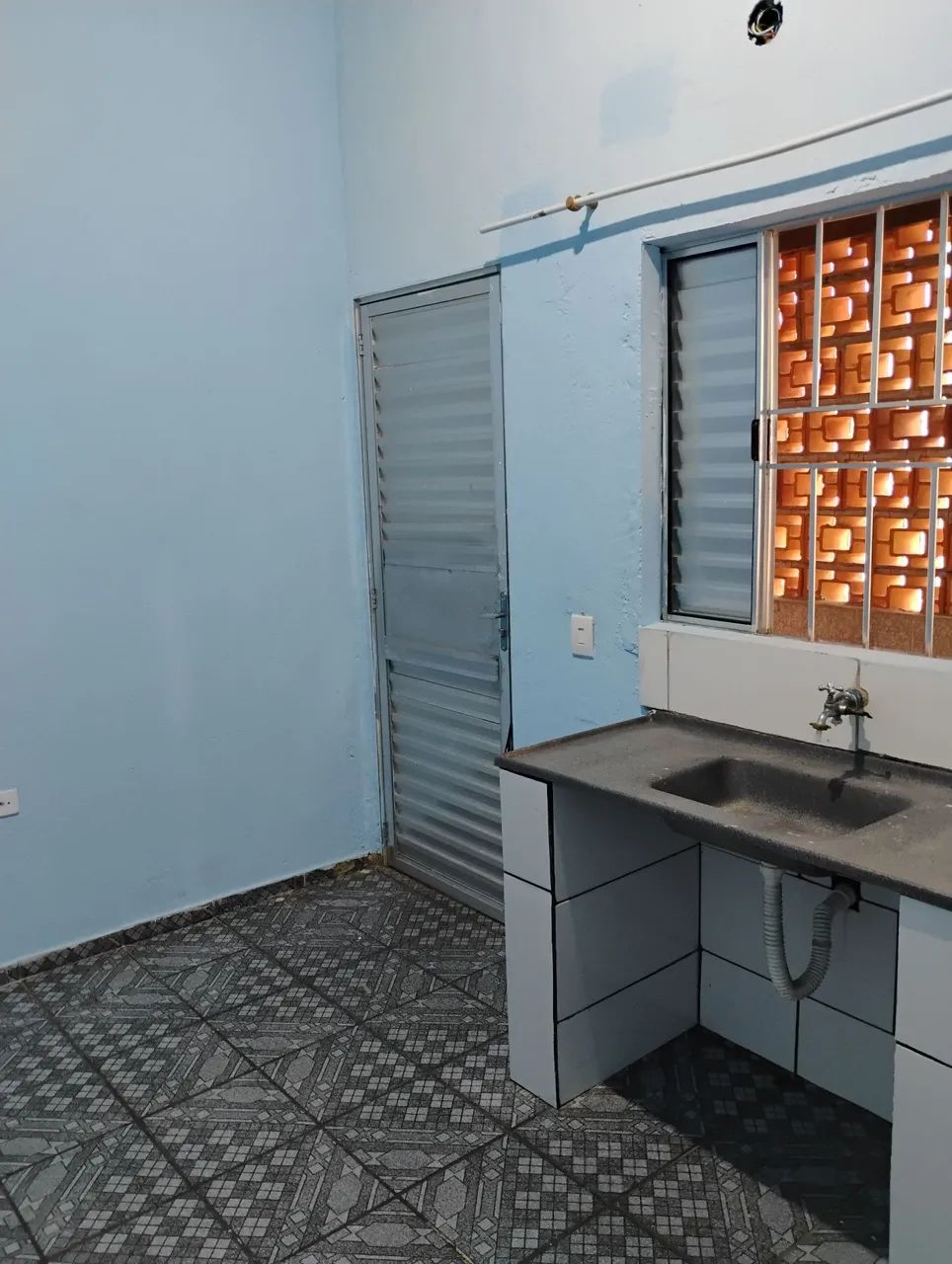 Alugo quarto individual com banheiro para pessoas que comprovam renda.