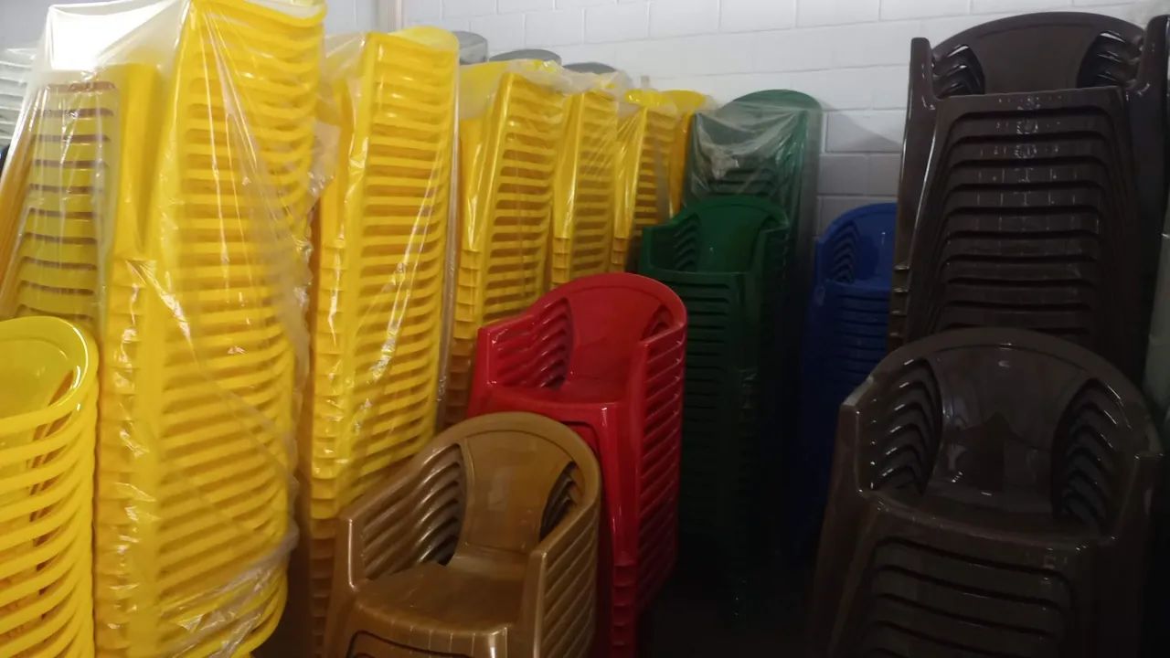 Jogo de mesa com 4 cadeiras plástica cor amarelo padrão Skol  - Foto 5