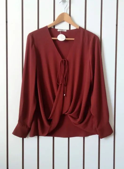 Blusa feminina de viscose cor marsala mangas longas com transpasse  - Foto 2