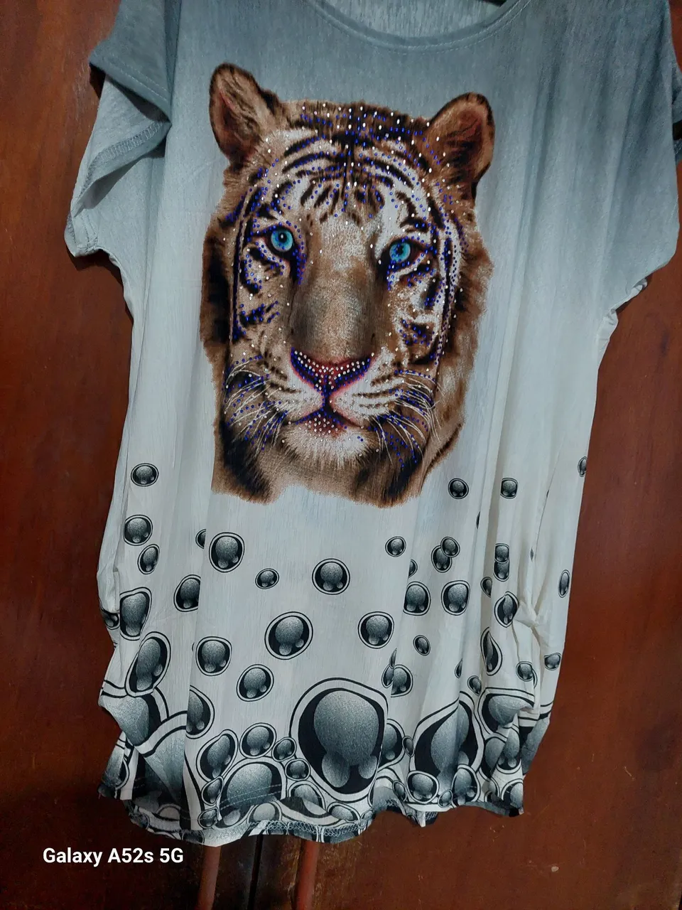 Camiseta com estampa de tigre e strass