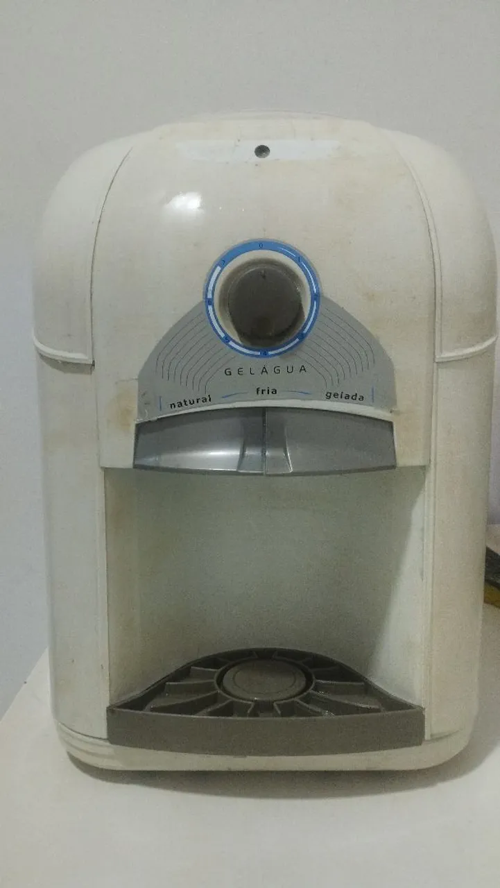 Gelagua de mesa usado com marcas de uso entrego grátis