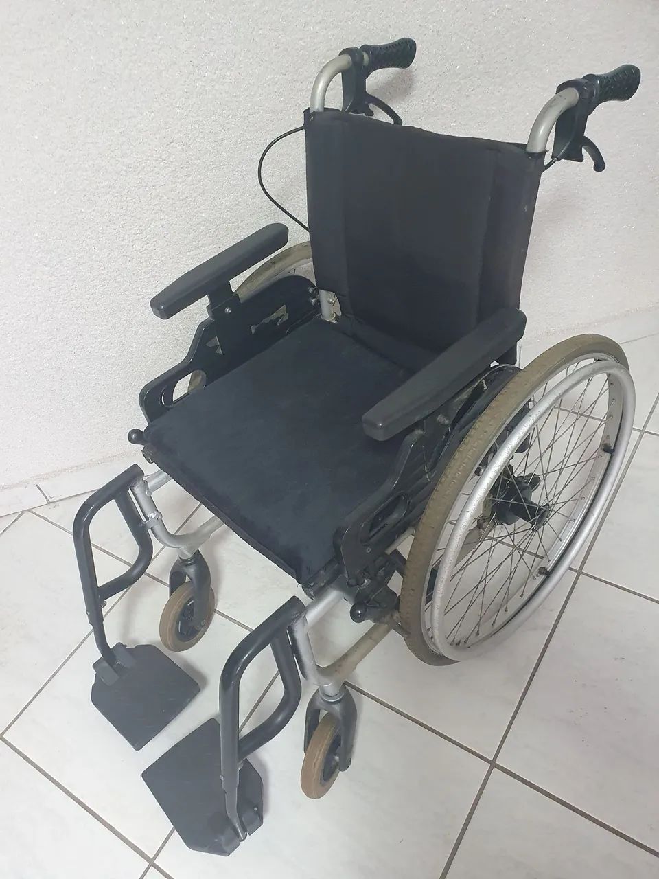 Cadeira de rodas Ottobock  dobrável com freios - Foto 4
