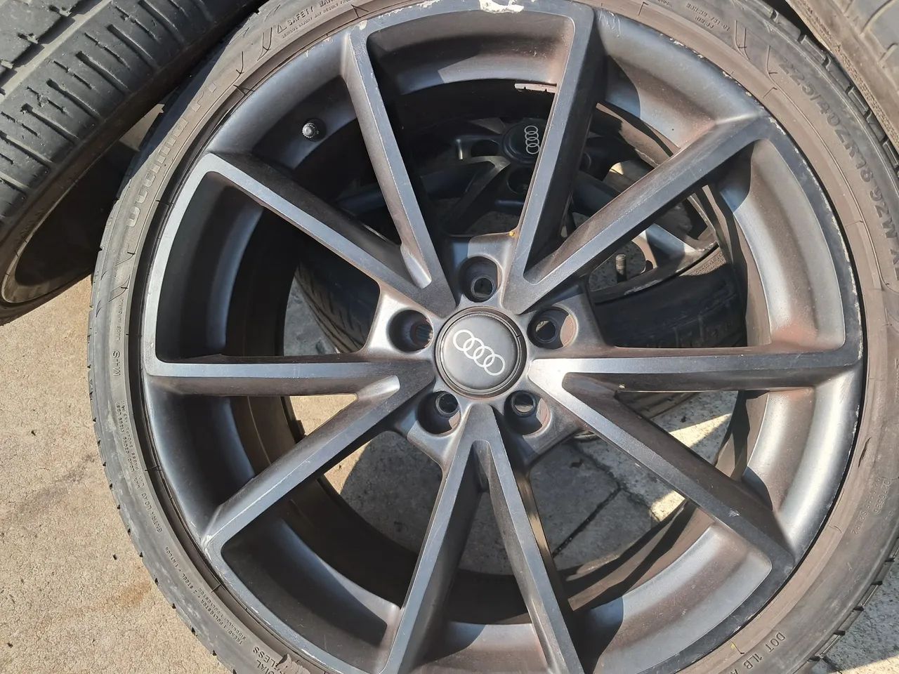 Roda aro 18 Audi preta fosco Toyota Corolla 5X100 com Pneu 225 40 18 usados jogo - Foto 2