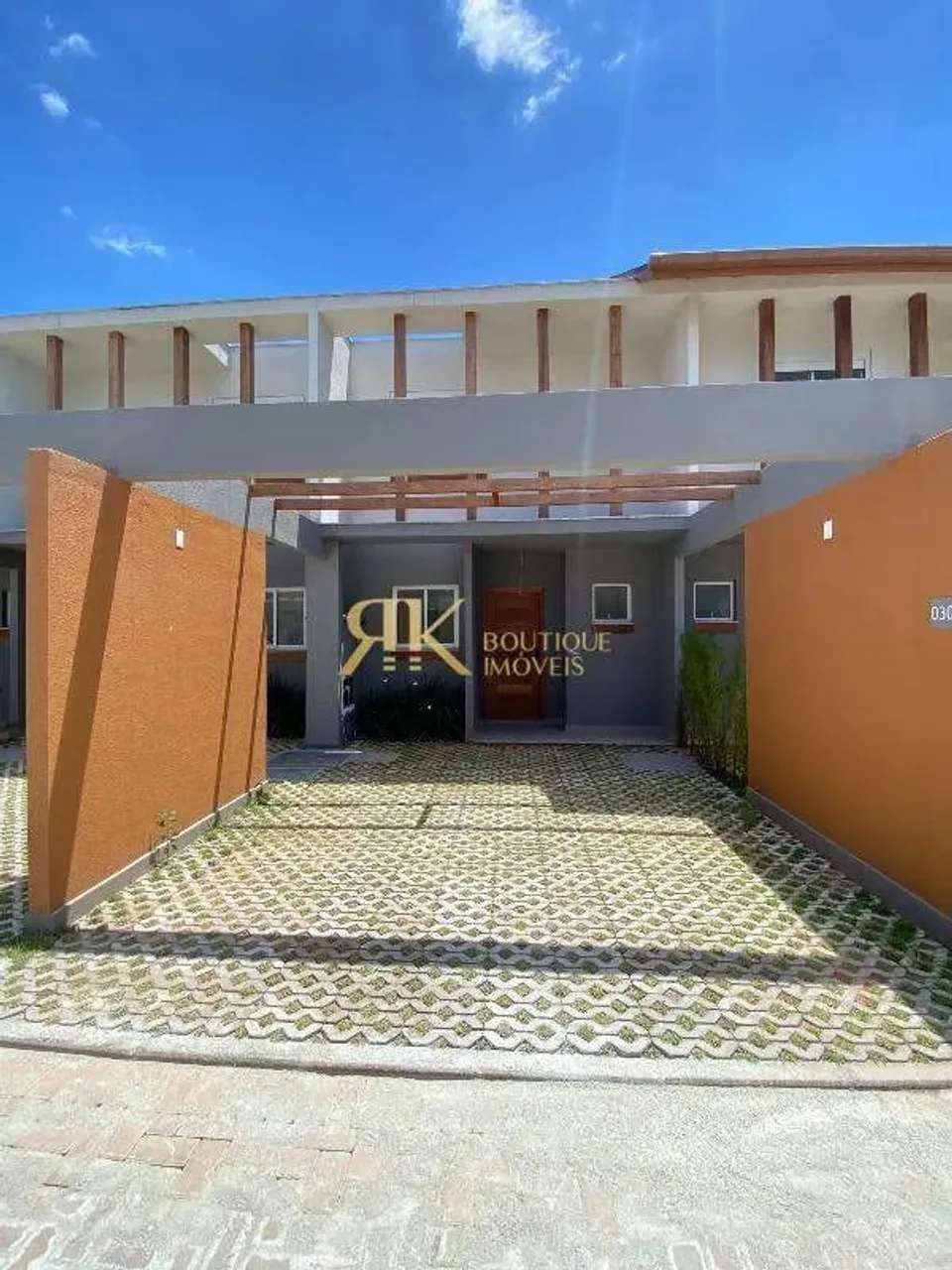 Sua família morando a 250 metros da praia. Casa com 2 suítes em condomínio no charmoso bai