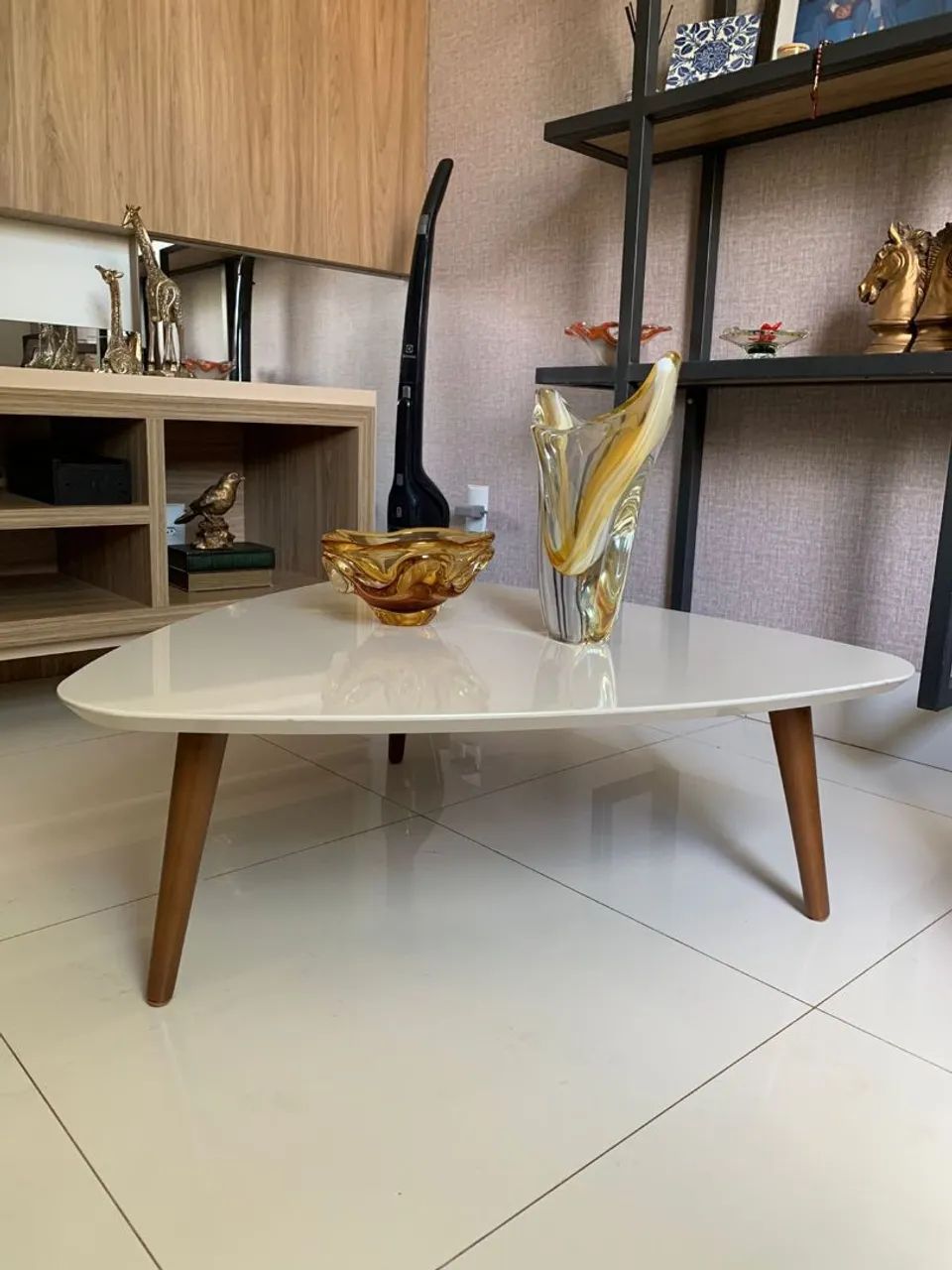 Triangular coffee table with decorative objects64209948643073121