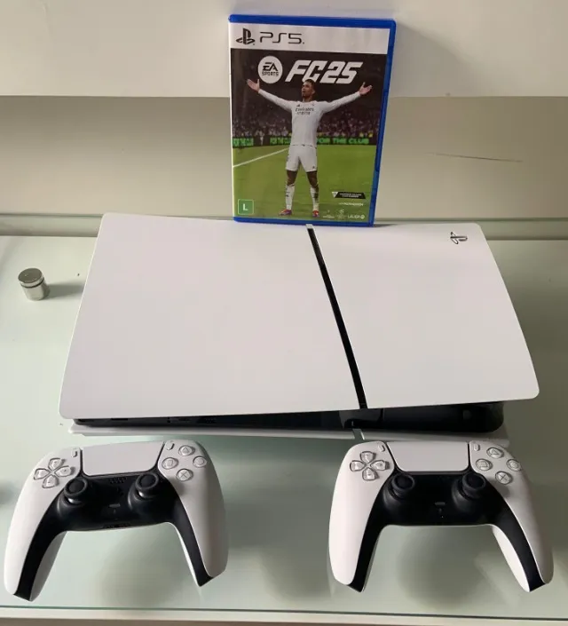 Playstation 5 Slim (Disco) + 2 Controles + FIFA 2025 ( SEMINOVO - 4 meses de uso)