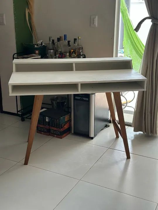 Mesa de Escritório Branca com Prateleiras