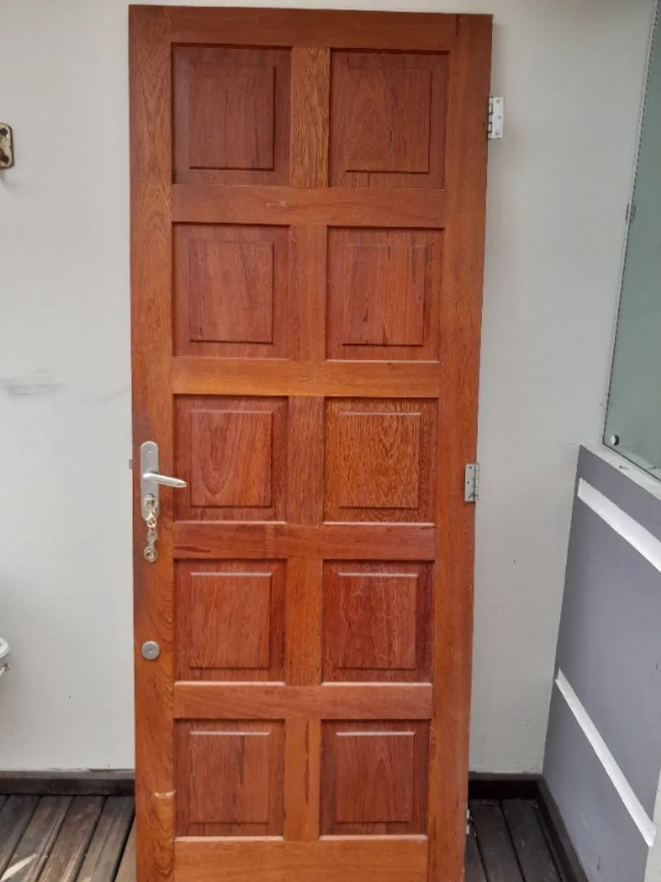 Porta de madeira externa