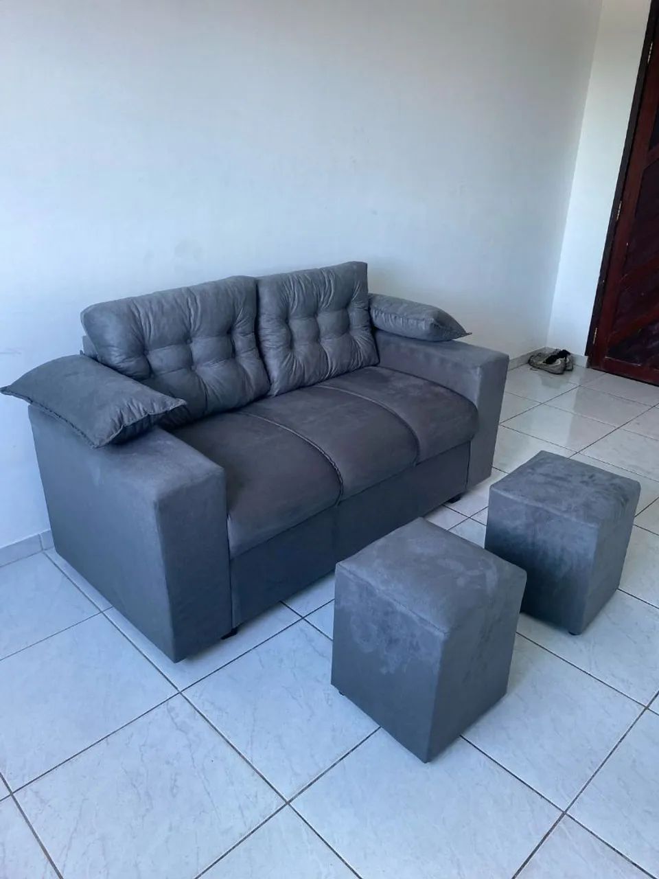 Sofá 3 lugares com puffs e almofadinhas 