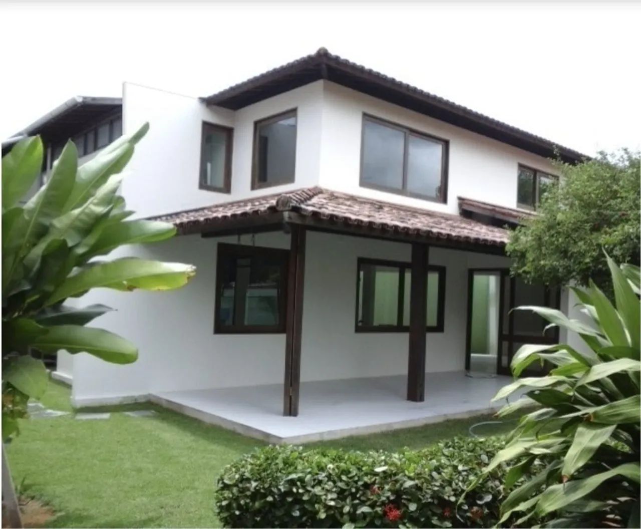 Casa localizada no Poço - 400m² - 05 Qts / 02 Suítes - 02 Vagas de Garagem - Jardim