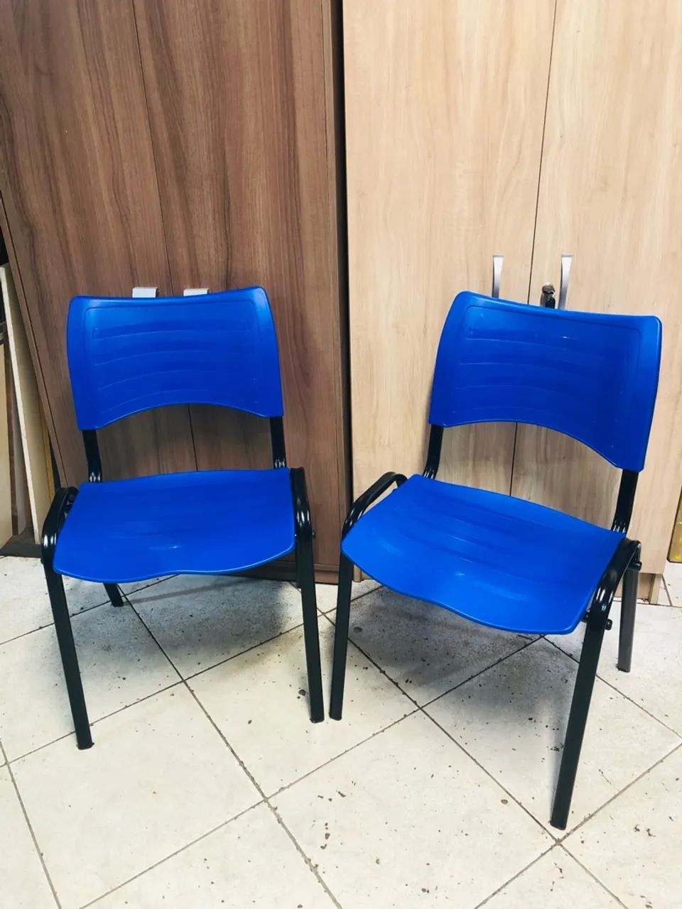 Cadeira fixa em pvc nova  - Foto 3