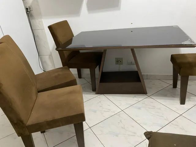Mesa com 4 cadeiras - Tampo de vidro