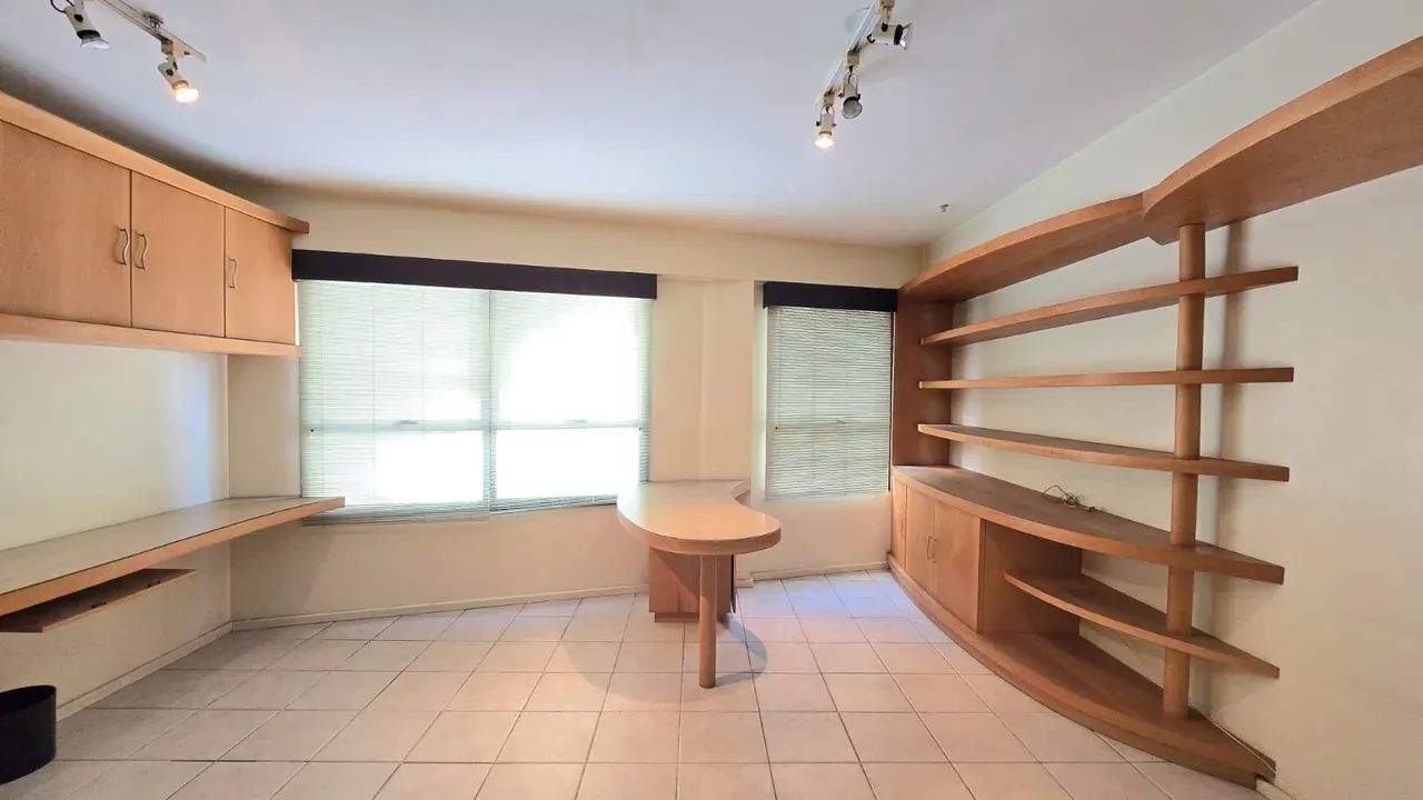 Sala comercial com armários planejados, recepção e banheiro. 1 vaga.
