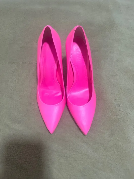 Salto alto rosa neon Schutz novo