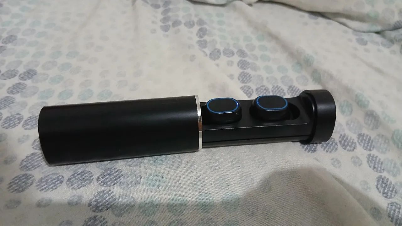 Fone de ouvido modelo cilíndrico com a função lanterna