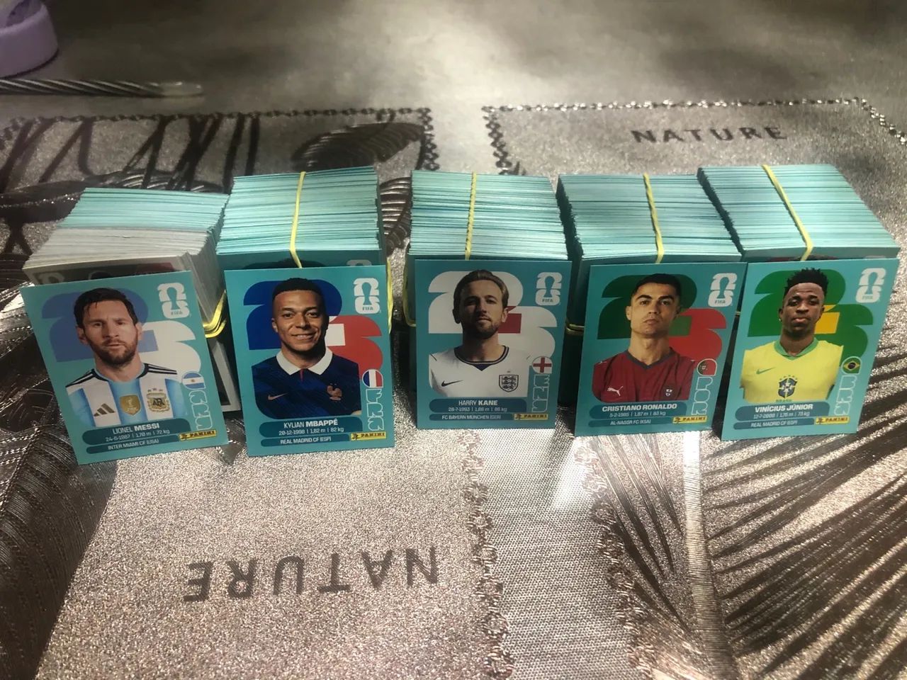 Lote com 1400 figurinhas da copa 2026