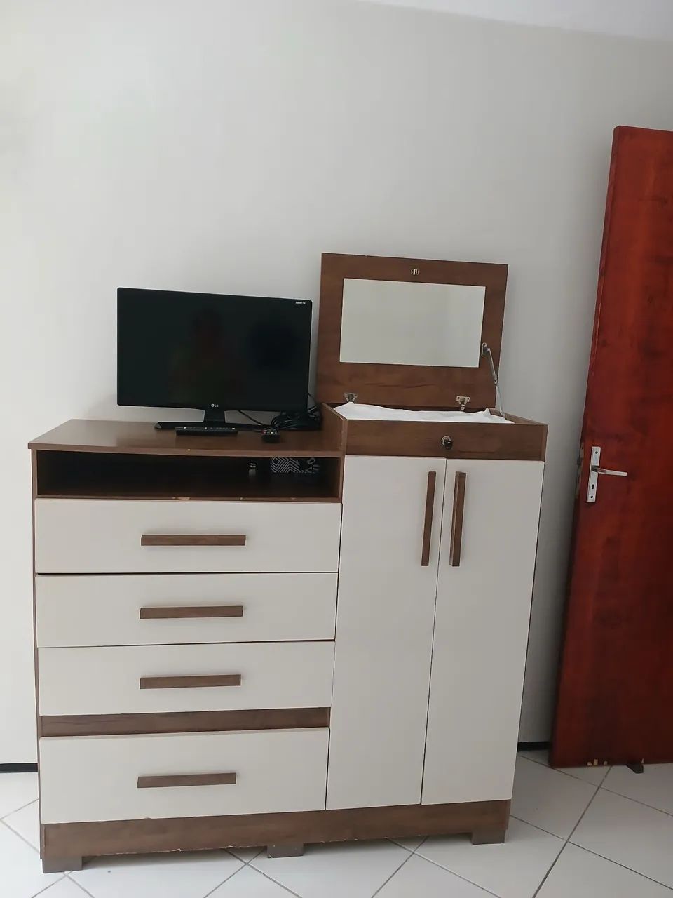 Cômoda com gavetas, baú com chave e espelho e sapateira. 