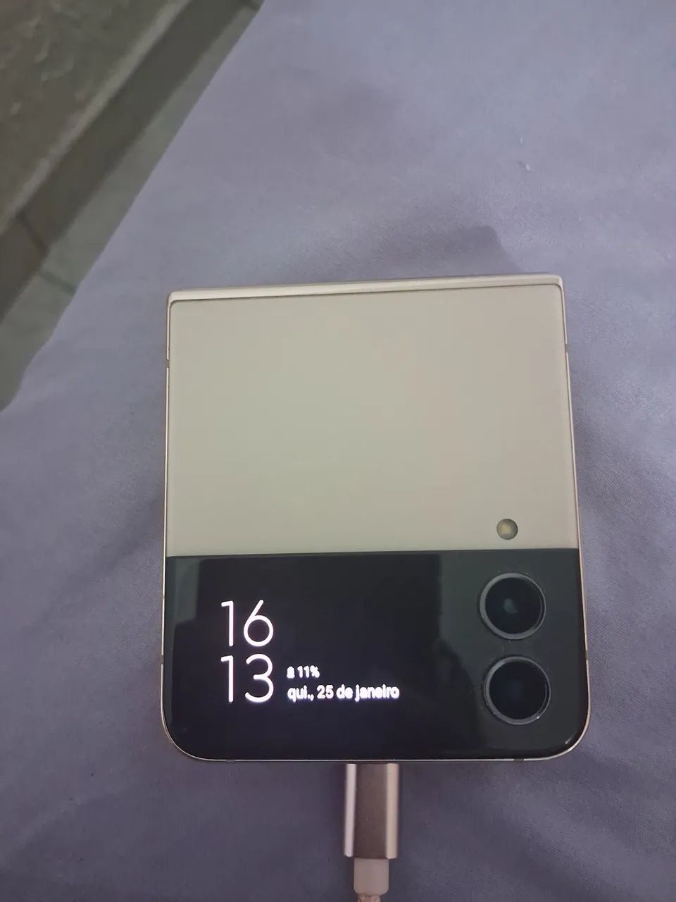 Celular Samsung Z Flip 4 com defeito 
