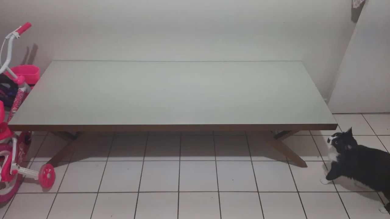 Vendo Centro em madeira maciça com tampo em vidro