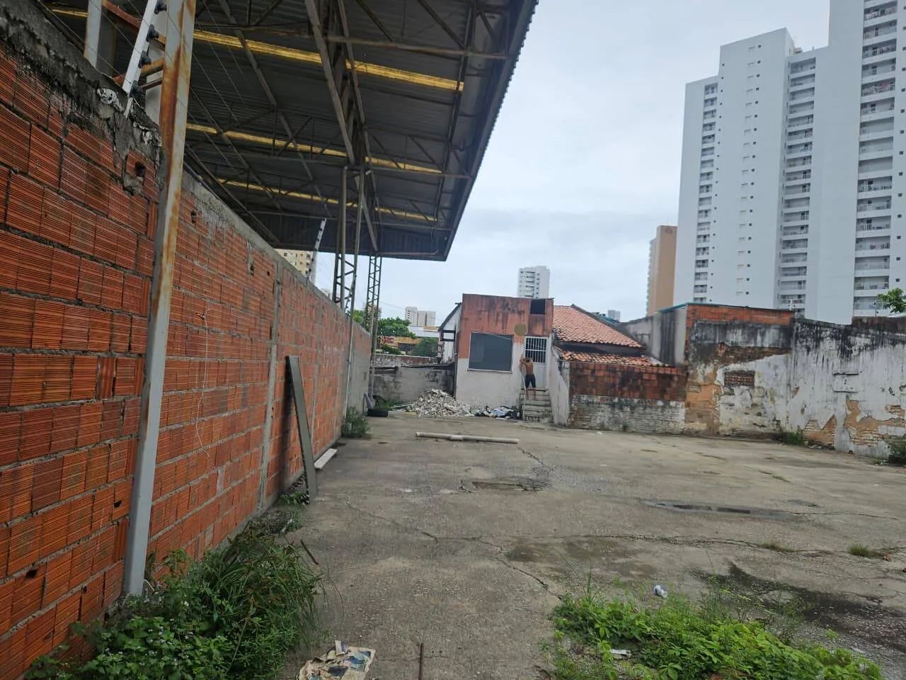 Galpão em fortaleza 700 m2 / parcialmente coberto