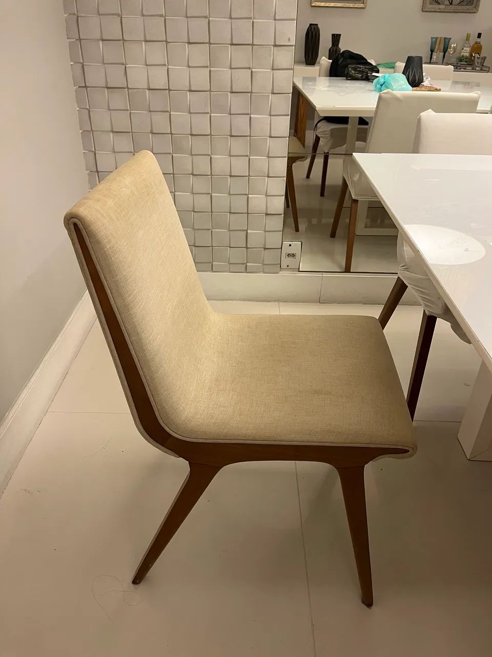Cadeira estofada em linho