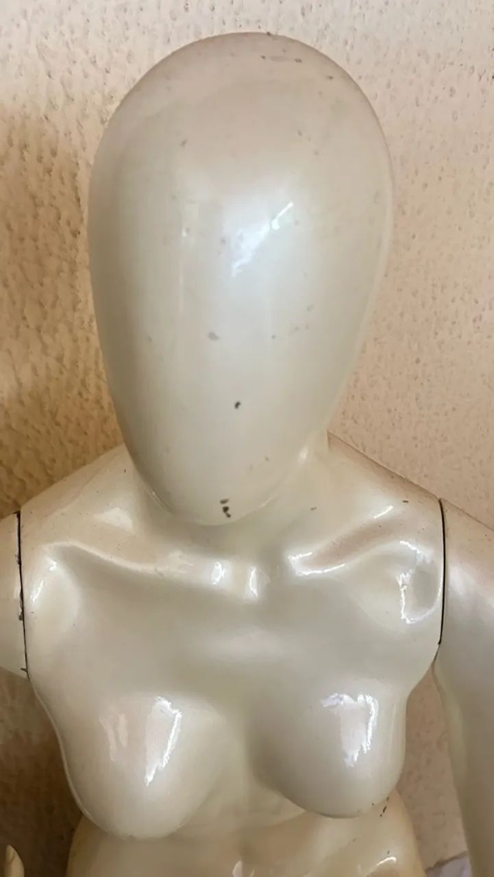 Manequim de fibra modelo sentado  - Foto 4