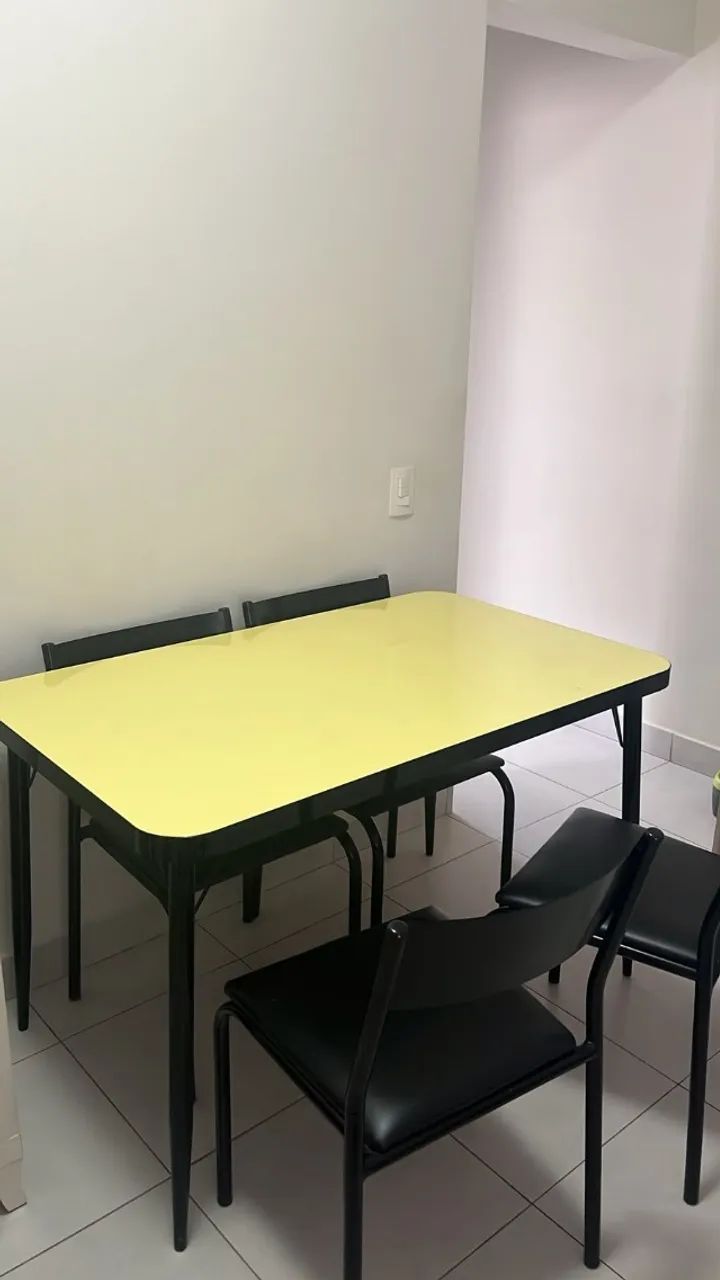 Mesa de jantar em ótimo estado