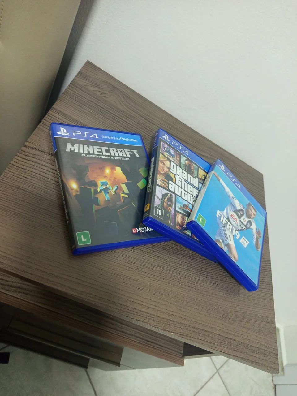 Vendo play 4 com 3 jogos e 2 controles originais 