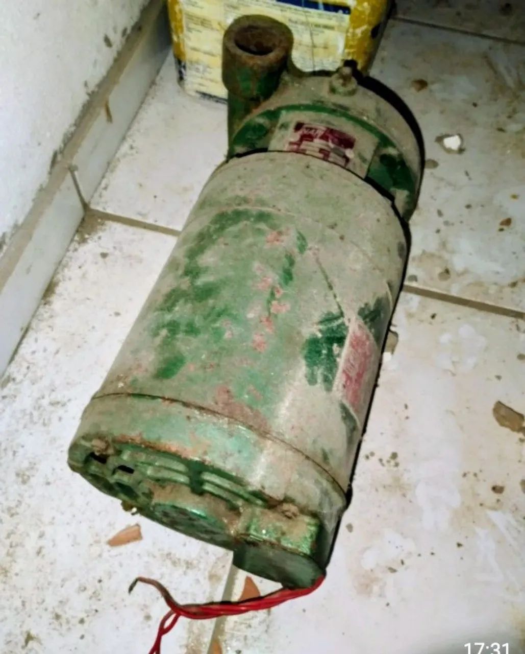 "Motor WEG trifásico B56, 220/380V, 3475 rpm, usado poucas vezes - R$550" <br> - Foto 2