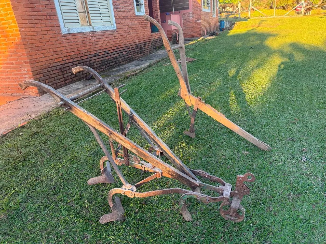 Vendo arado e carpideira 