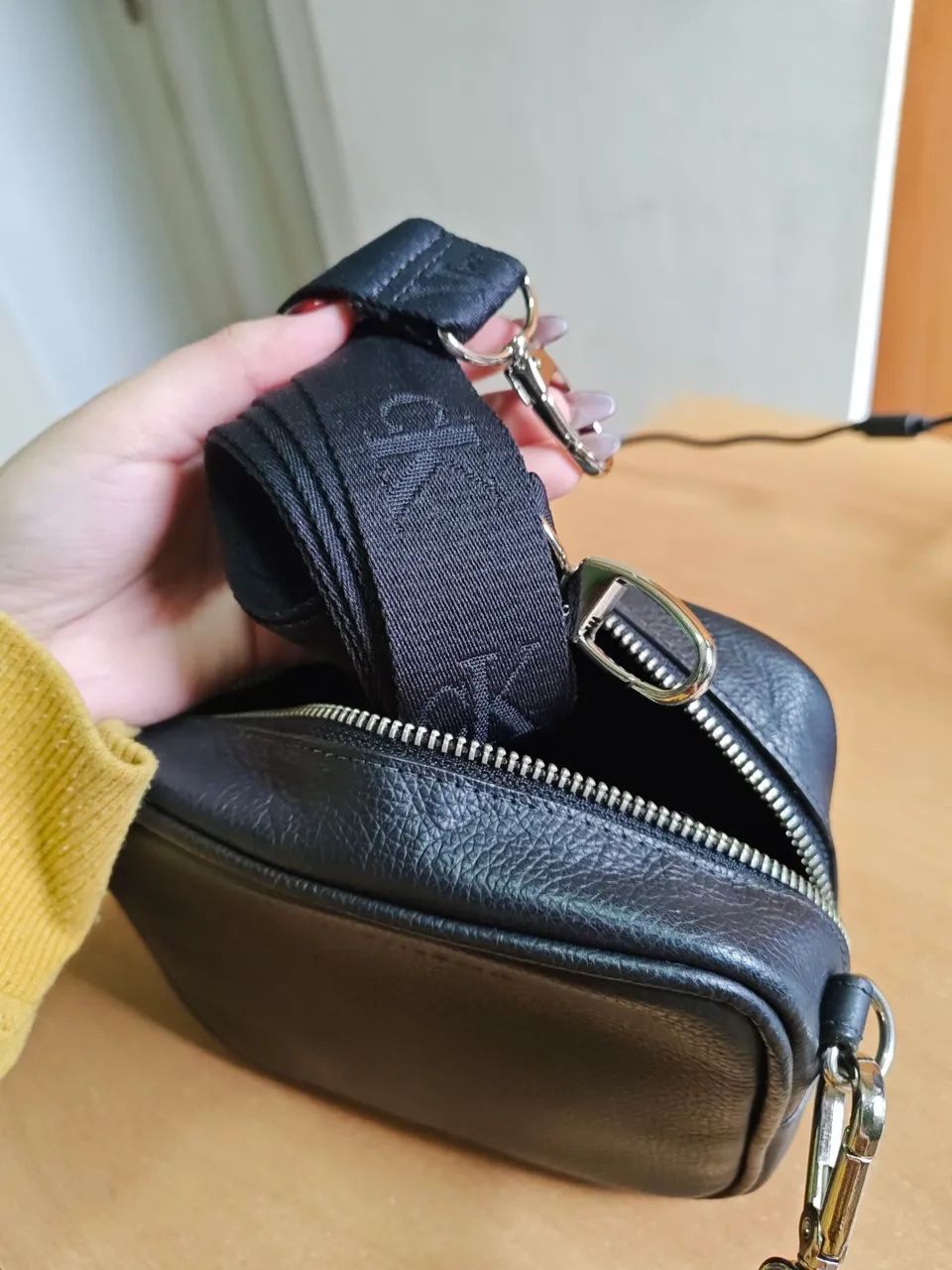 Bolsa Calvin Klein preta - Foto 5