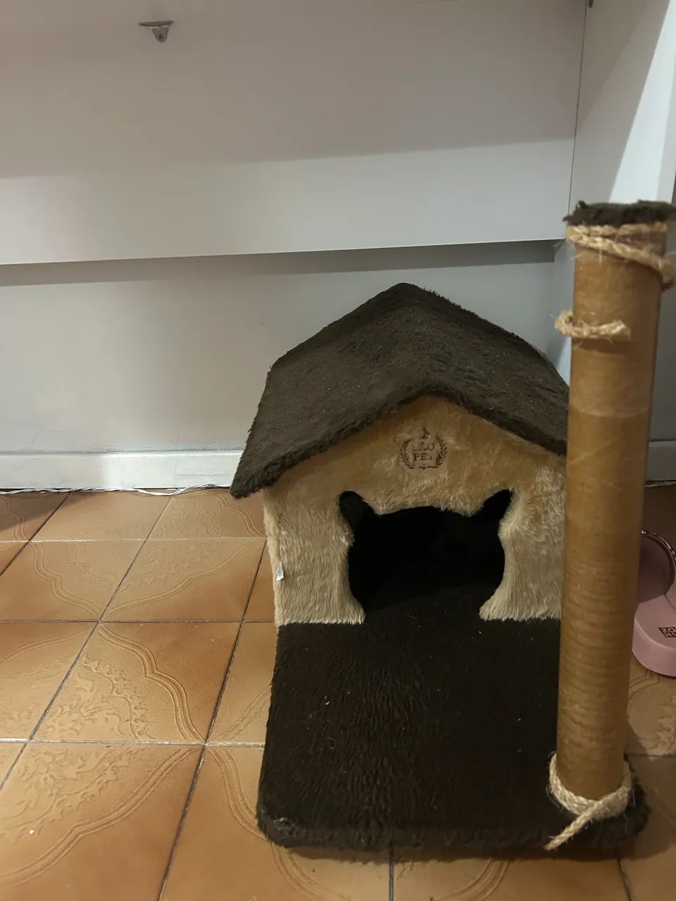 Casa de gato com arranhador 