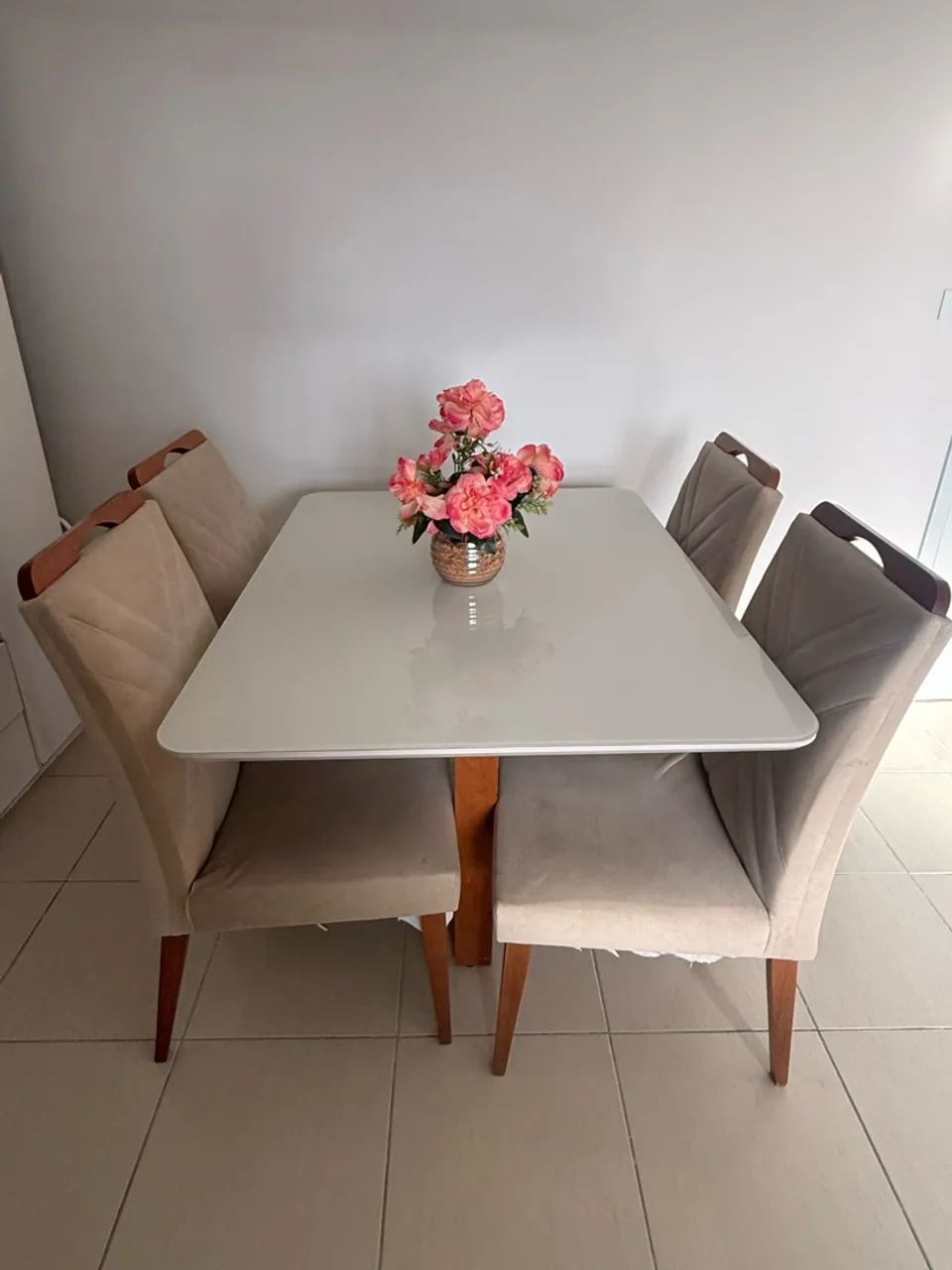 Mesa de madeira 4 cadeiras 