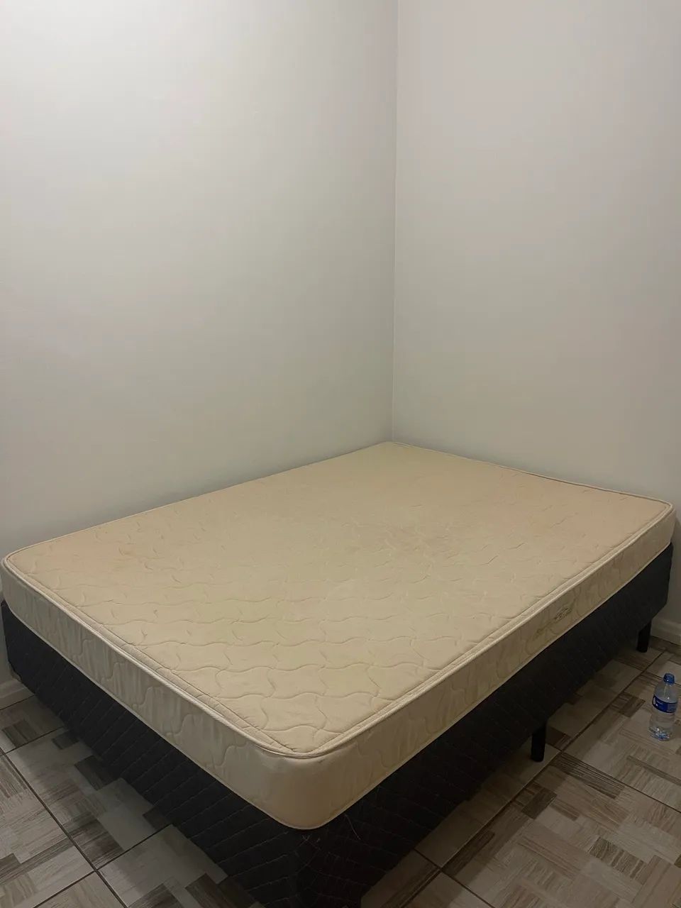 Cama com colchão de molas semi nova