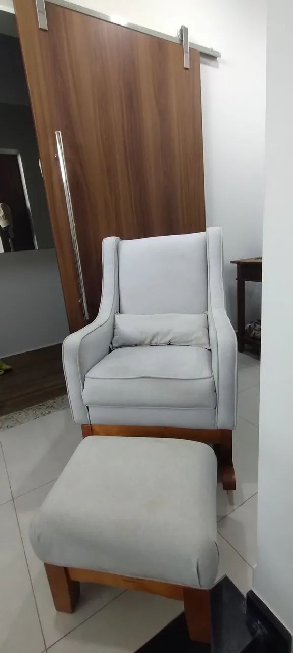 Poltrona de balanço com puff 