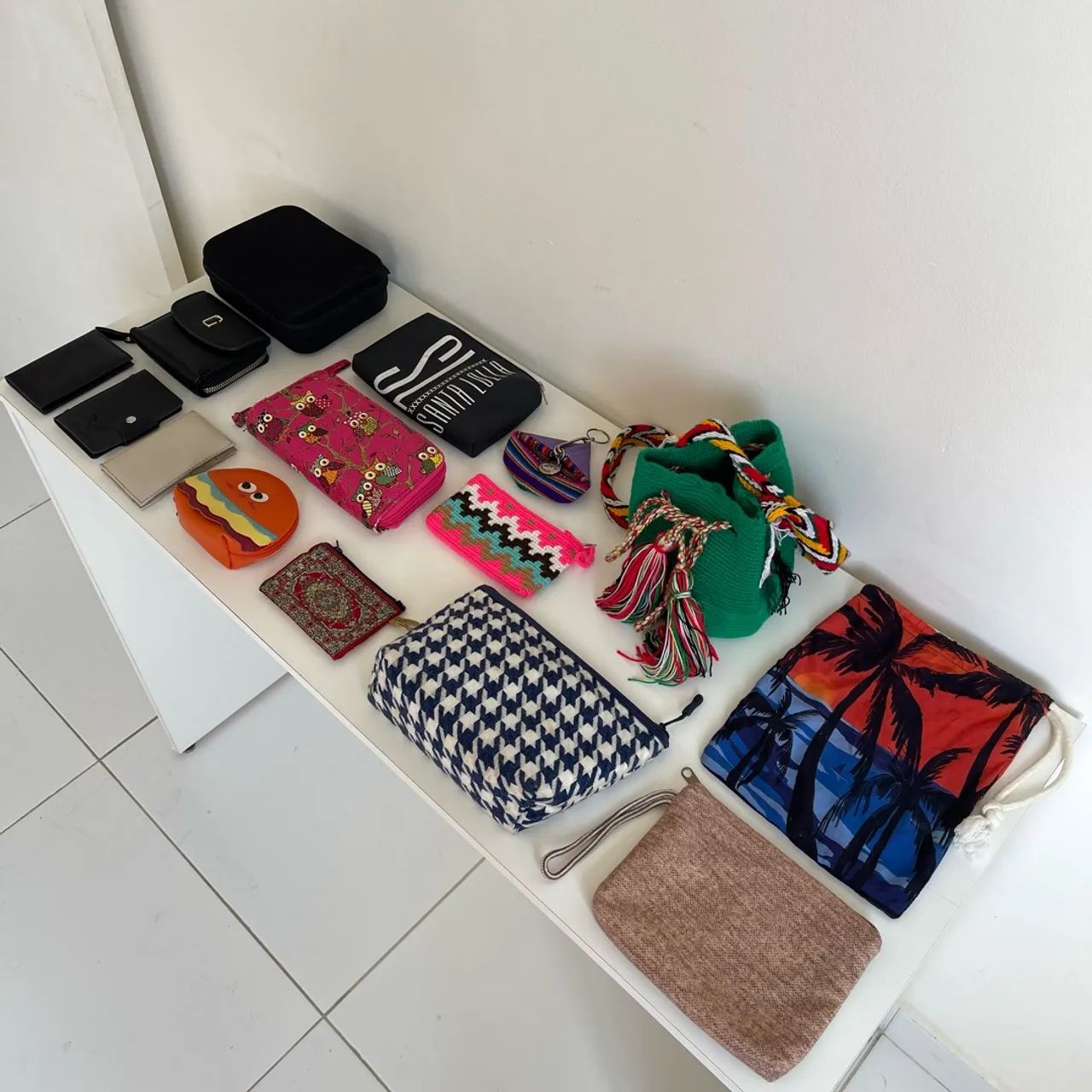 Lote 15 bolsas, necessaires e carteiras variadas - Foto 2