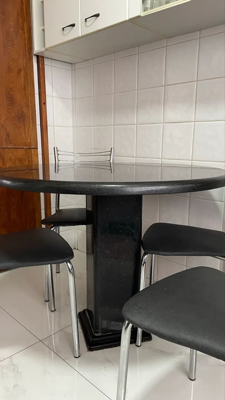 Mesa em granito com 4 cadeiras de metal - Foto 2