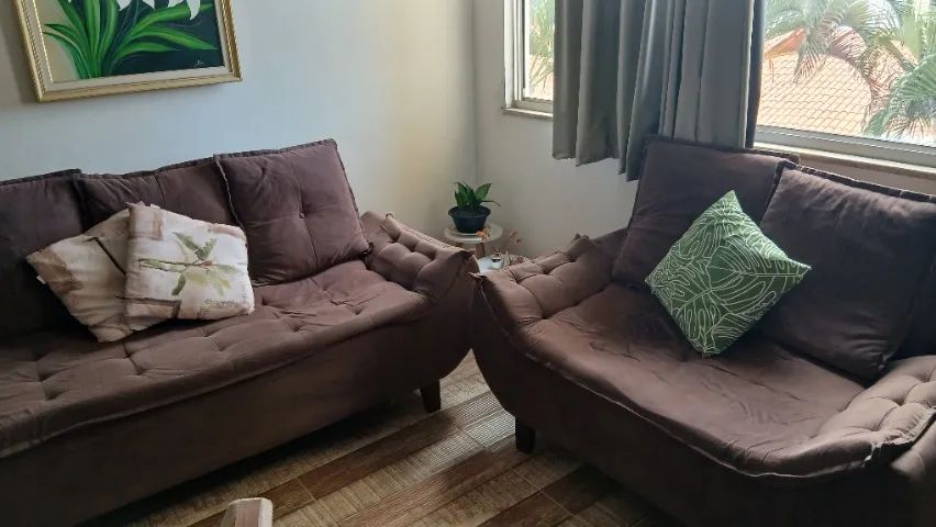 Conjunto de sofá, cor marron e almofadas soltas