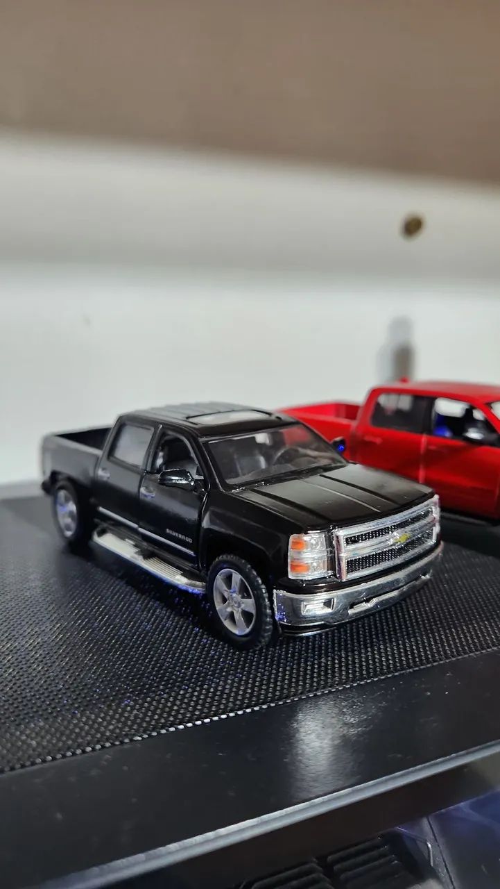 Conjunto com 2 miniaturas de caminhotes, Doge Ram e Chevrolet Silverado - Foto 3