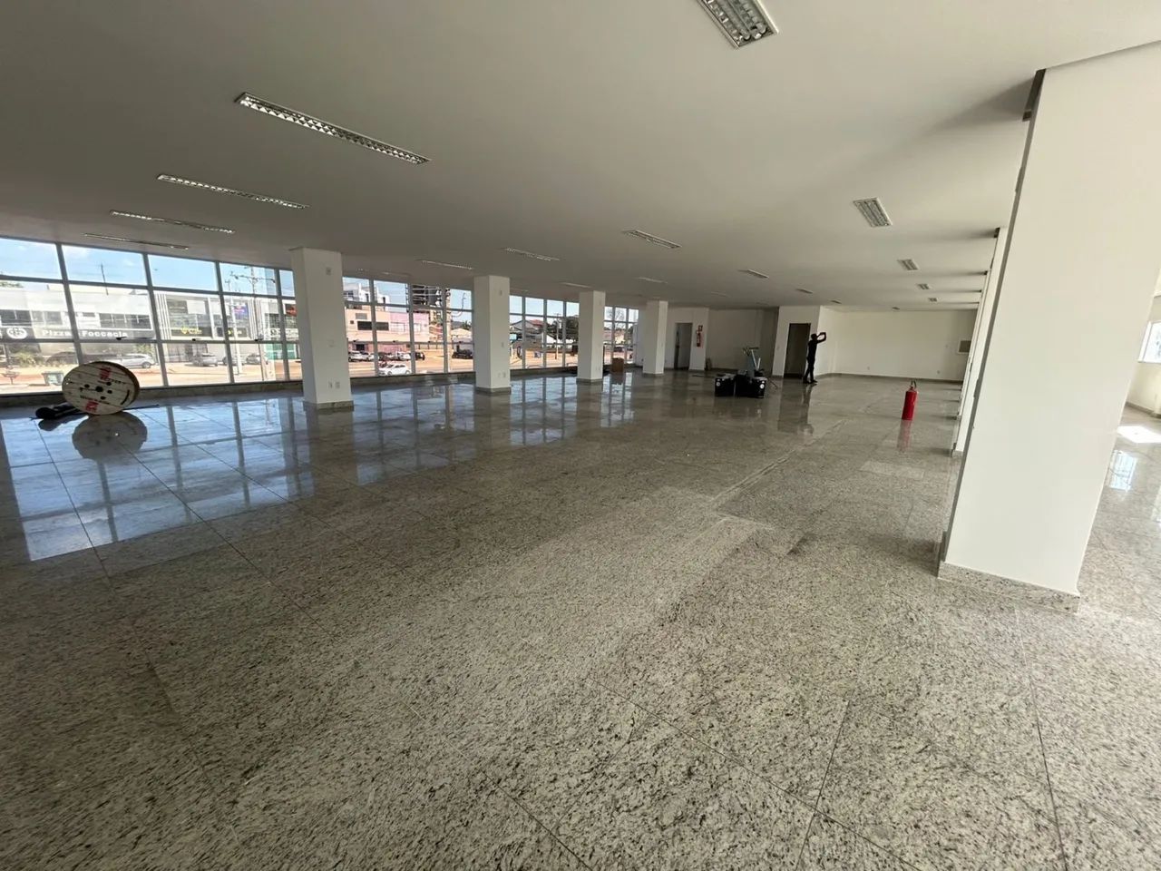 Sala comercial  com 385 m2  LO 05