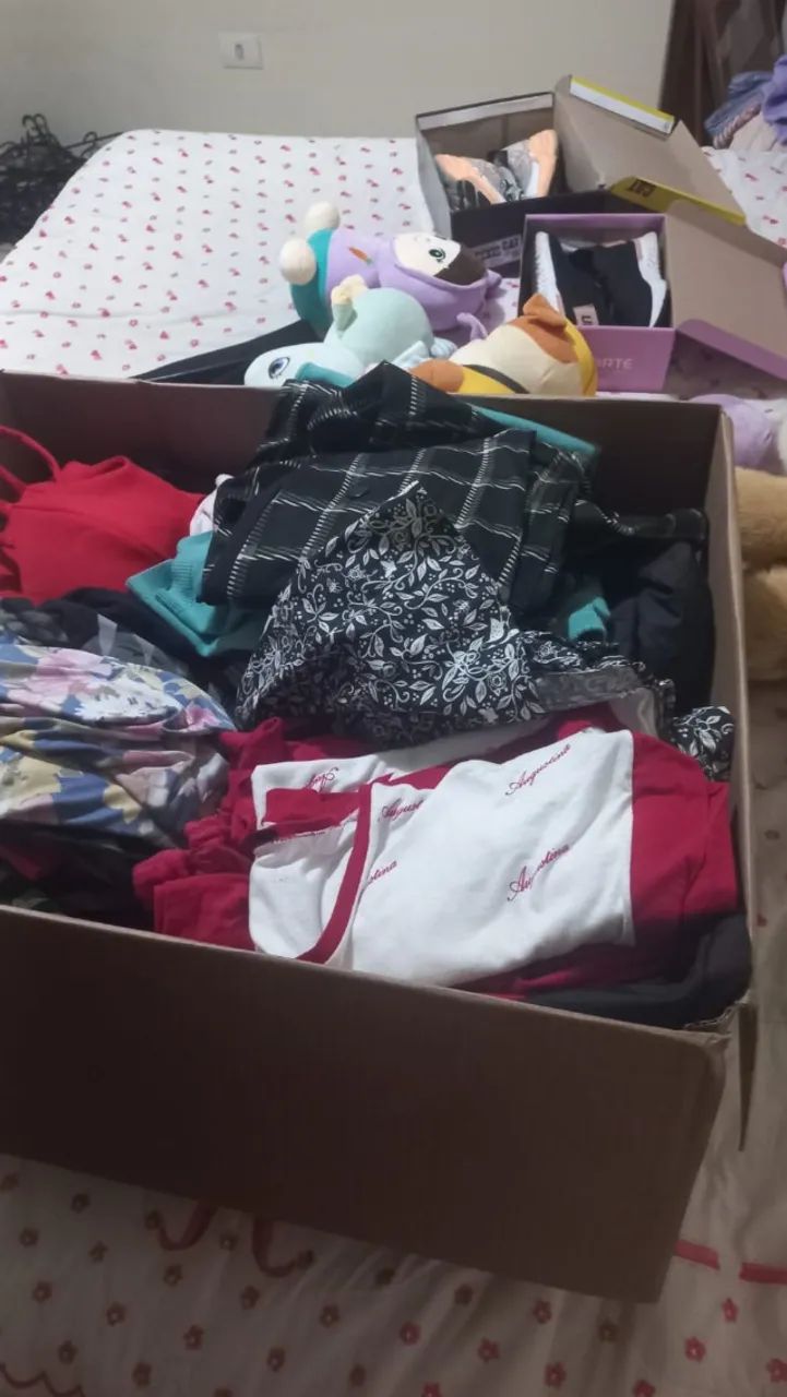 Lote roupas , tenis, ursos, bolsas - Foto 2