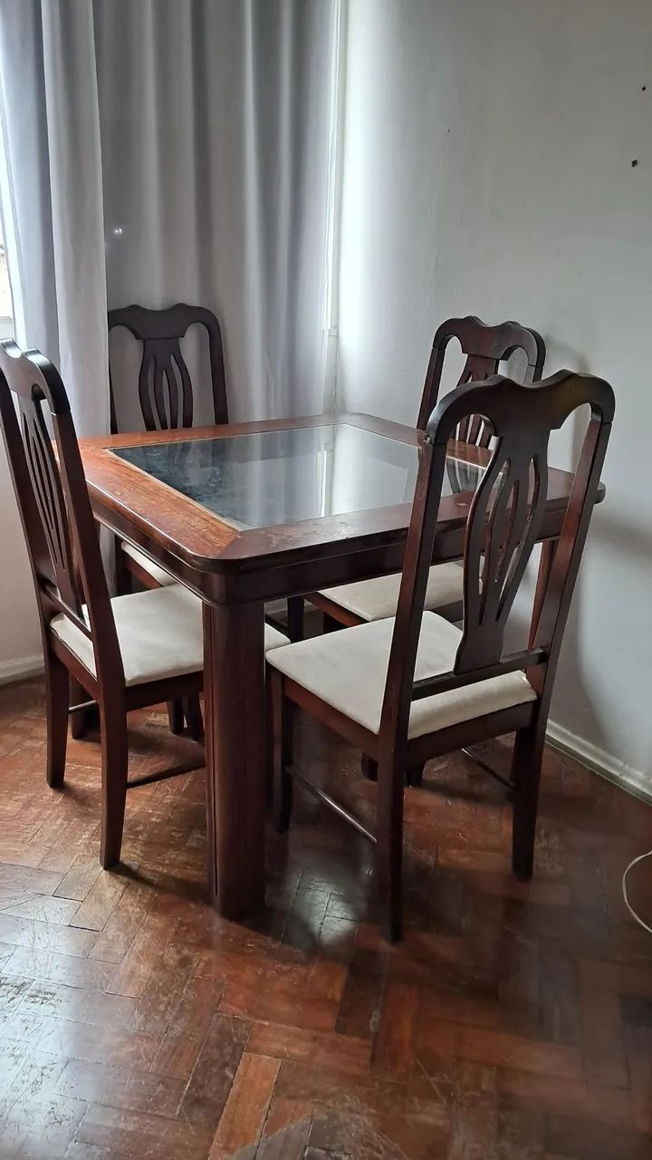 Mesa quadrada com 4 cadeiras 
