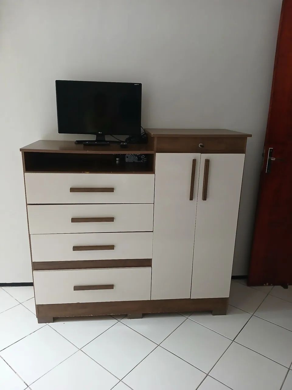 Cômoda com gavetas, baú com chave e espelho e sapateira.  - Foto 5