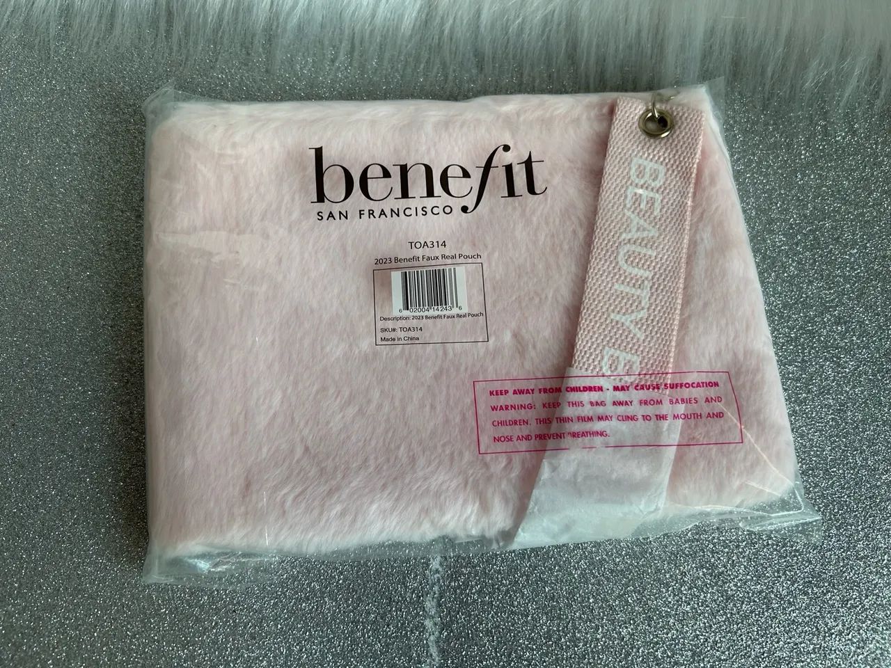 Cluth Rosa de Pelúcia da Benefit Cosmetics  - Foto 5