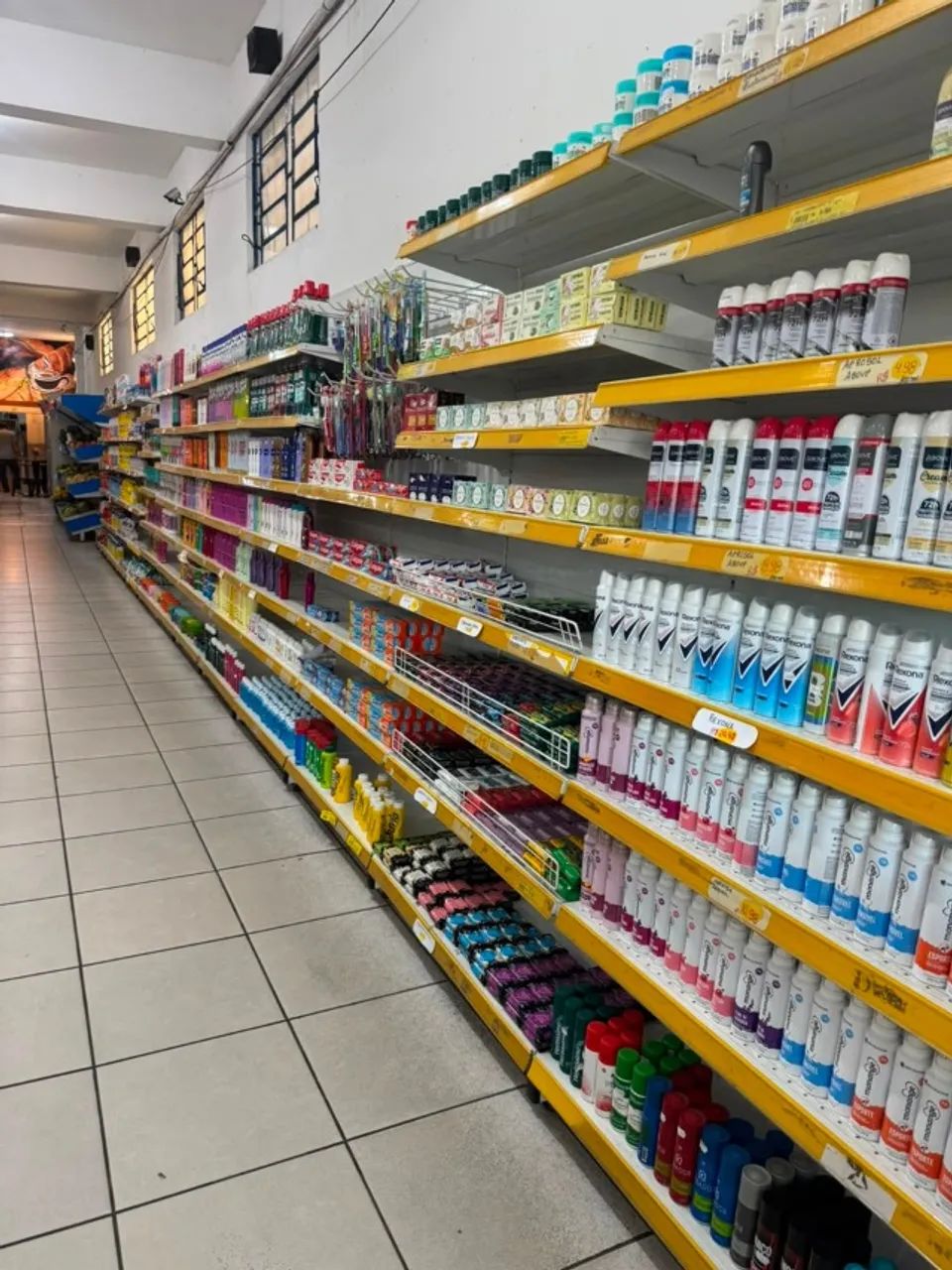 Gôndola de parede c/ 2 mts de altura, c/ 6 prateleiras cada módulo.