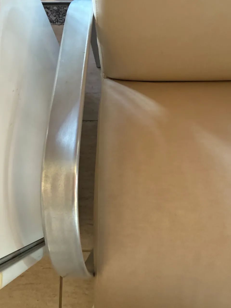 POLTRONA DE CORINO COM PÉS DE AÇO - Foto 5