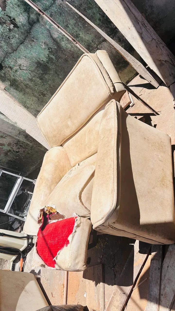 Vendo 2 poltronas que vira cama para reformar o estofamento - Foto 4