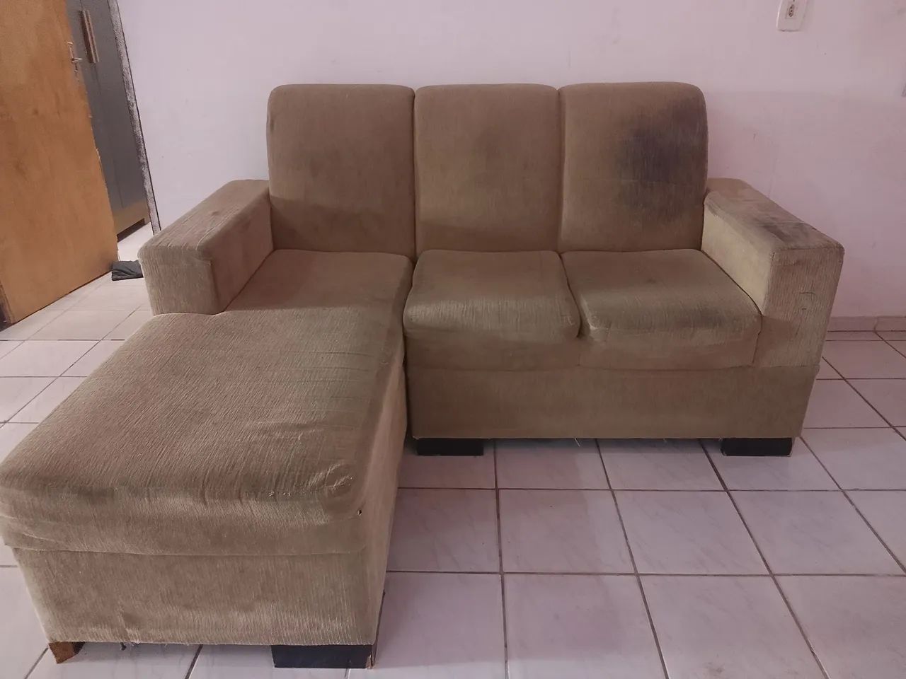 Vende-se um sofá estilo L, usado. 